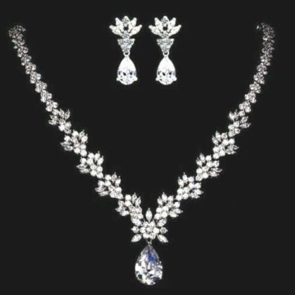 Jewelry - Swarovski Crystals Claire Necklace Set